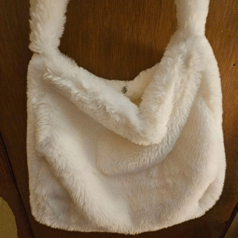 Forever 21 plush white over the shoulder tote bag with magnetic closure snap - Picture 3 of 8